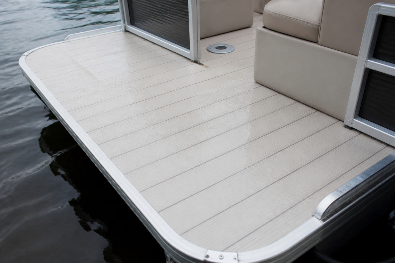 Marine wet deck of laminated sandwich panels
